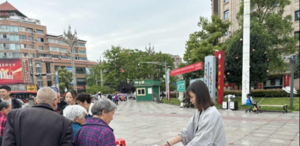 筑牢数据安全防线 守护网络空间安全 ——县行政审批和数据局开展4·15网络数据安全宣传活动