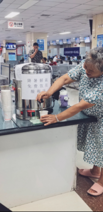 一杯酸梅汤 一份清凉情——大英县政务服务大厅用心用情打造“清凉服务驿站”