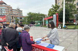 筑牢数据安全防线 守护网络空间安全 ——县行政审批和数据局开展4·15网络数据安全宣传活动