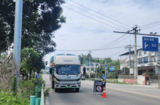 断道施工车流激增 严格执法筑牢防线