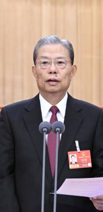 十四届全国人大四次会议在京开幕 习近平等在主席台就座