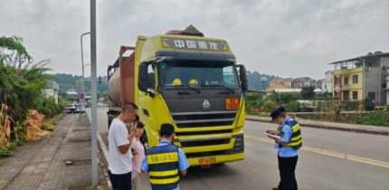 严查危货运输车辆 筑牢道路安全防线