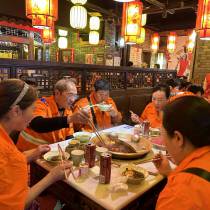 一座有温度的城市丨致敬环卫工：一顿免费火锅，资阳请了八年