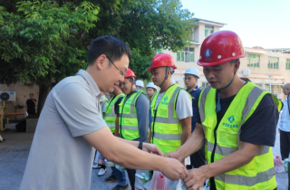 县住房城乡建设局、县农民工服务中心开展一线户外工作者慰问活动