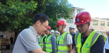 县住房城乡建设局、县农民工服务中心开展一线户外工作者慰问活动