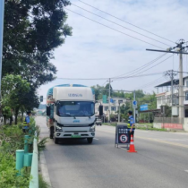 断道施工车流激增 严格执法筑牢防线