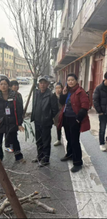 县综合行政执法局特勤大队推进火车东站环境与交通秩序整治