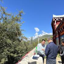 26名博士在炉霍当“村长”