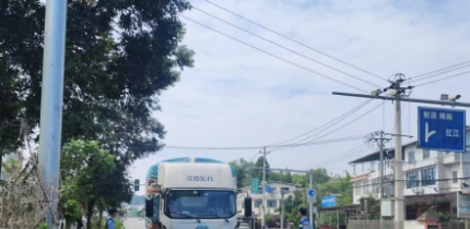 断道施工车流激增 严格执法筑牢防线