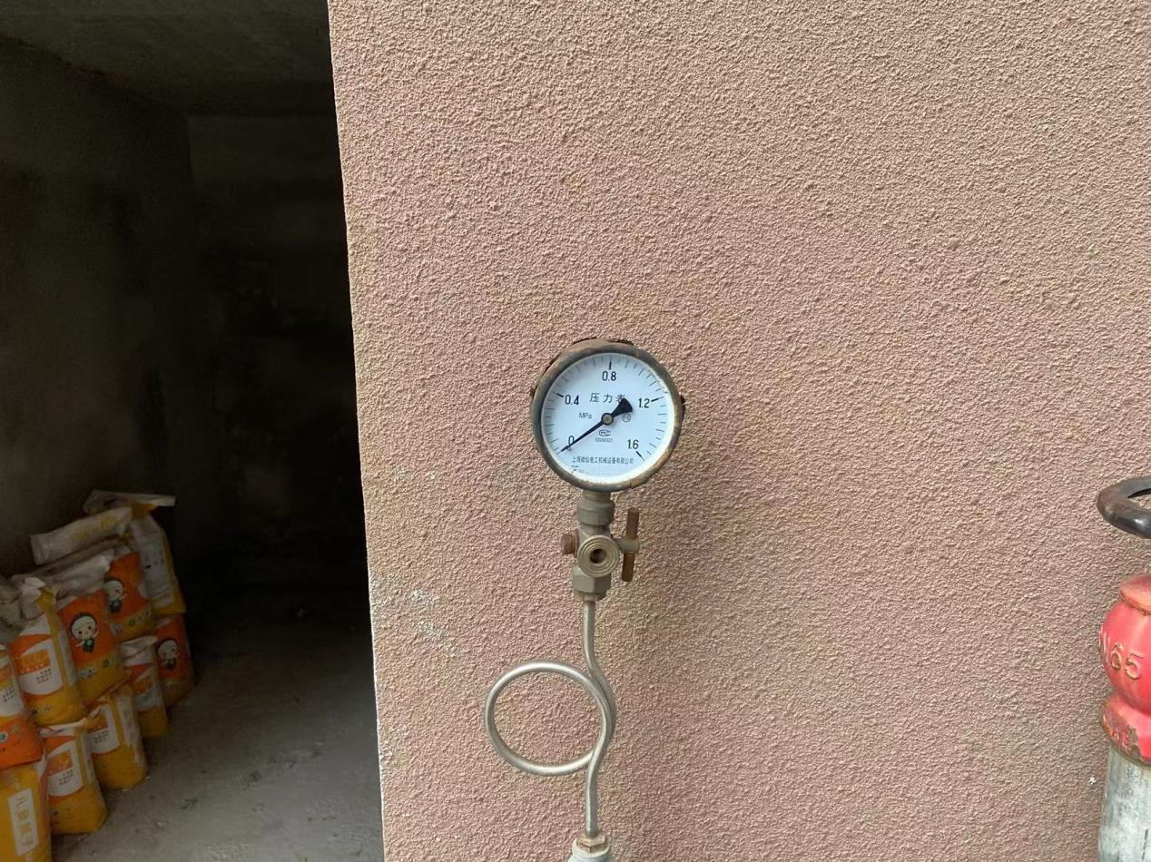 楼顶消火栓水压测试表未保持完好有效.png