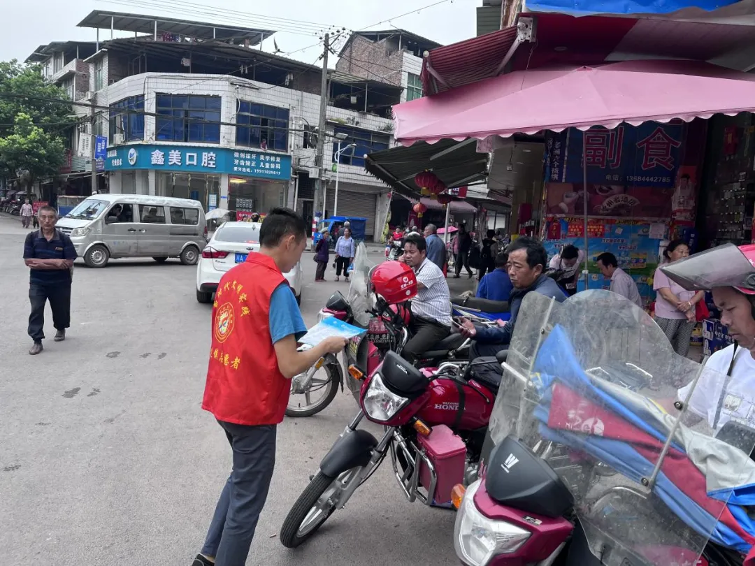 河边镇新时代文明实践所志愿者走上街头，开展“抵制高额彩礼 倡导文明婚俗”宣传活动.png