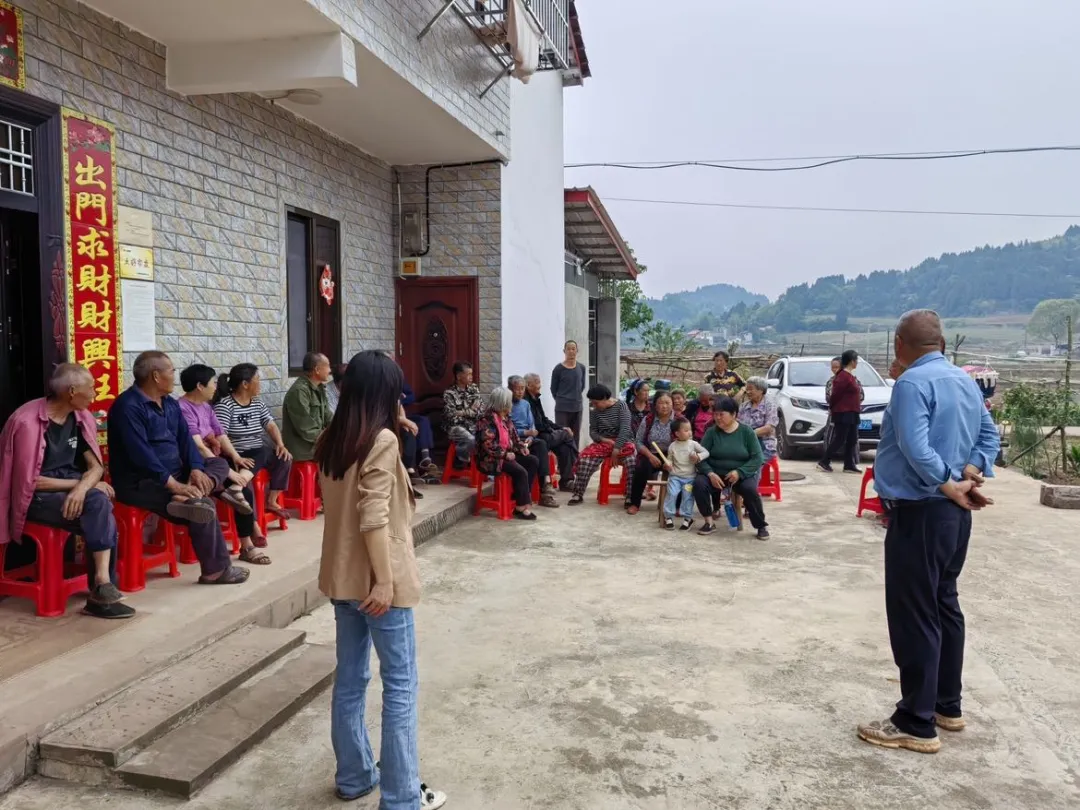 玉峰镇得鱼沟村召开坝坝会开展“抵制高额彩礼 倡导文明婚俗”宣传活动.png