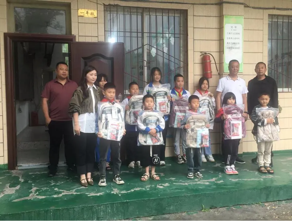 2024.5.29县气象局党支部联合吊脚楼村党支部开展“六一”儿童节关爱留守儿童慰问活动（1.JPG