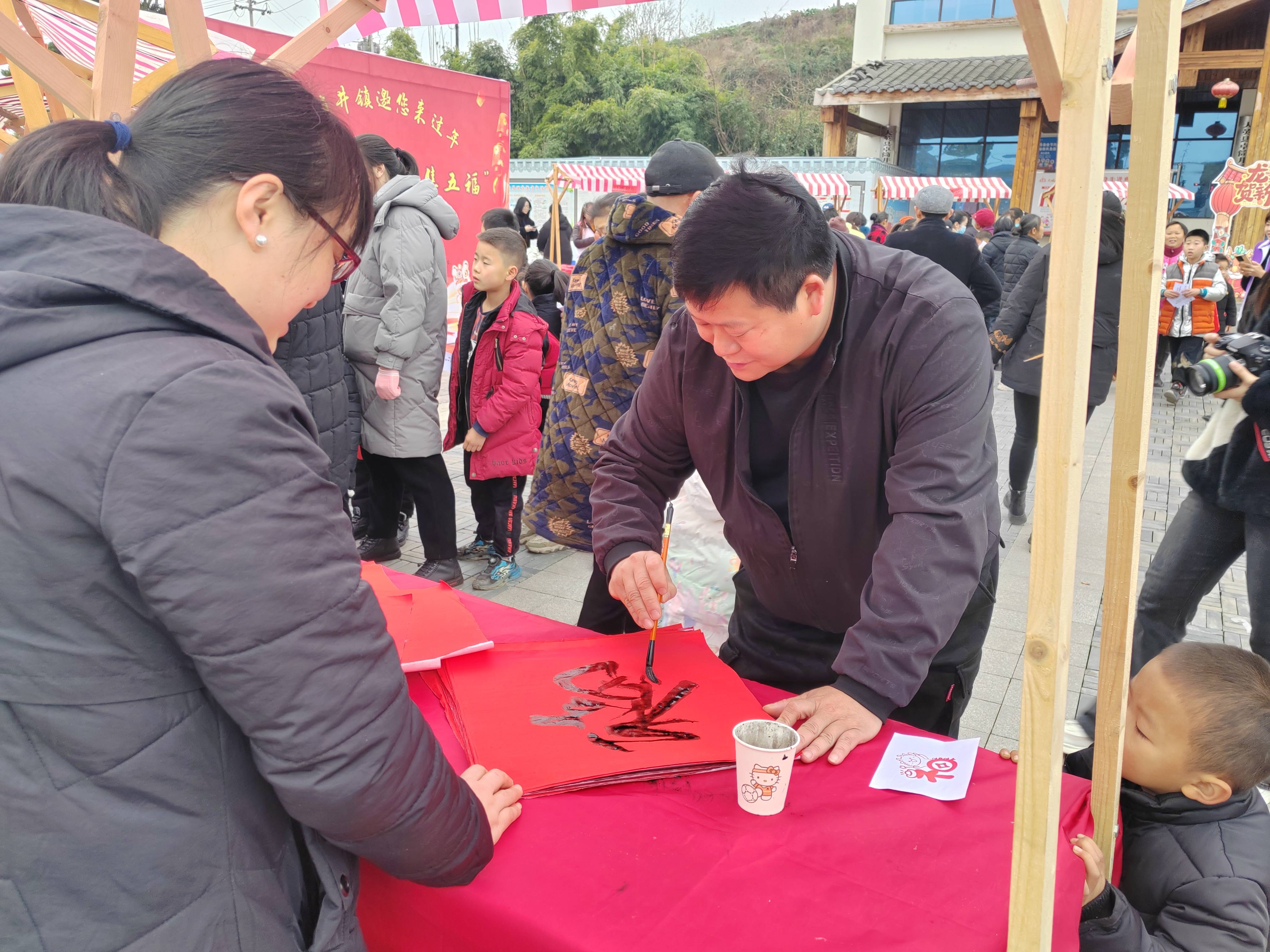 2024年1月18日，在为干屏村开展卓筒井镇腊八节系列活动 （丰富活跃文化生活）(1).jpg