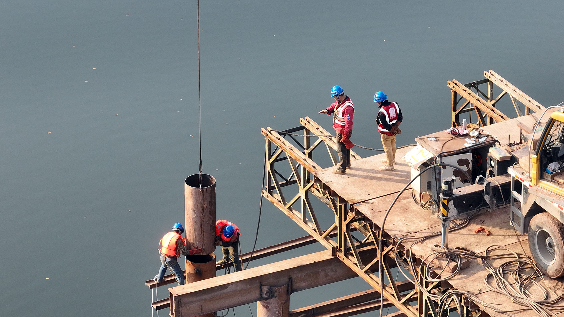 2024-年度参评作品 单幅 “云”端建设者——寸塘口水库渡改桥建设项目现场.jpg